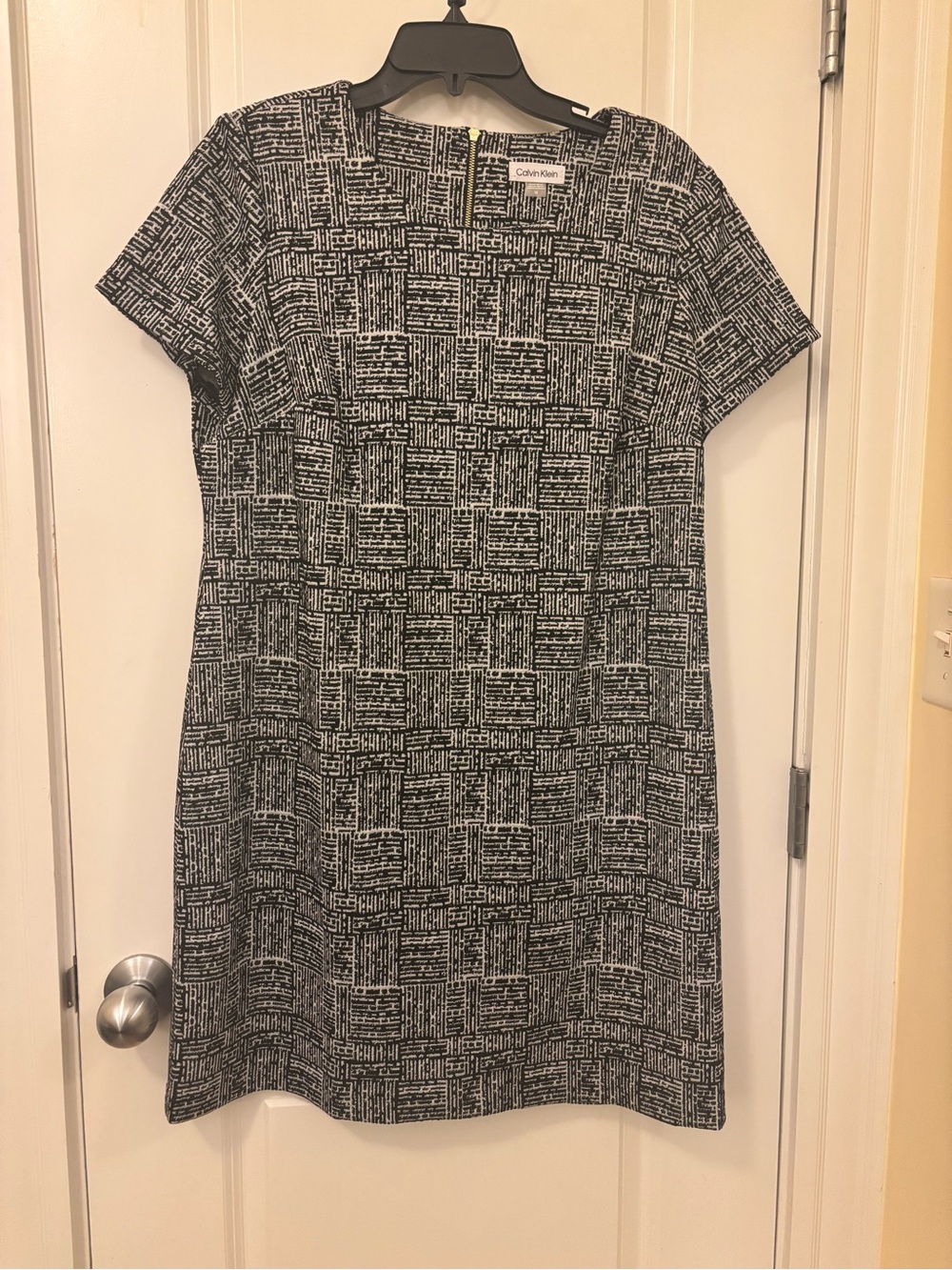 Calvin Klein Black and White Geometric Short-Sleeve Shift Dress